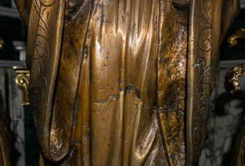 detalle del deterioro de la escultura